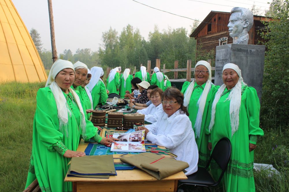 Бэйэни билиьиннэрии визитка. Бэйэни билиьиннэрии. Сахалыы бэйэни билиьиннэрии. Ураьа хотугу. Саха дьахталларын мэтириэтэ
