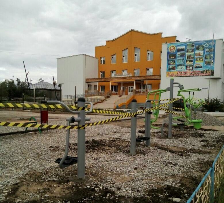В Покровске устанавливают новую спортивную площадку
