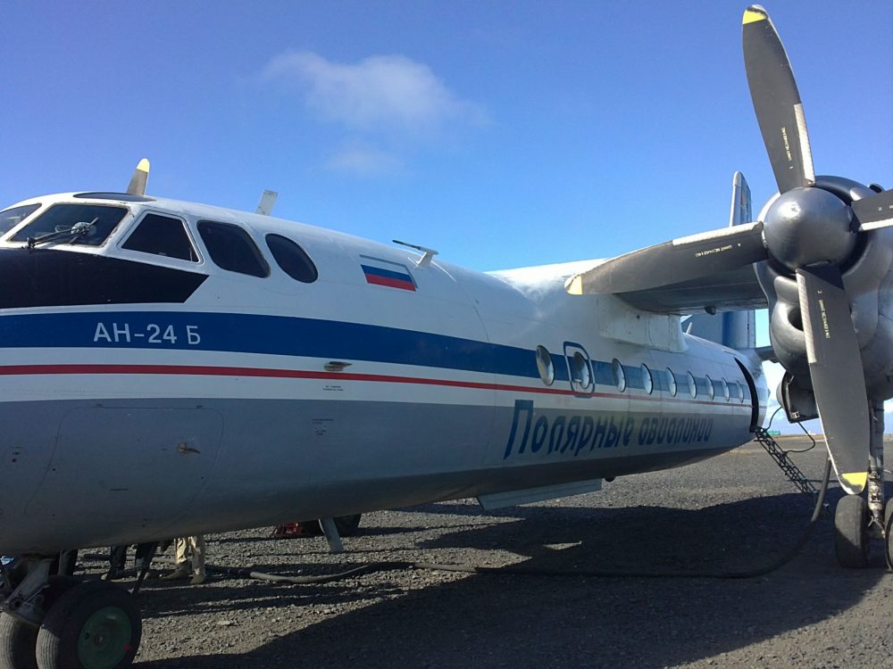 В аэропорту Тикси на взлетной полосе отказал двигатель у самолета Ан-24