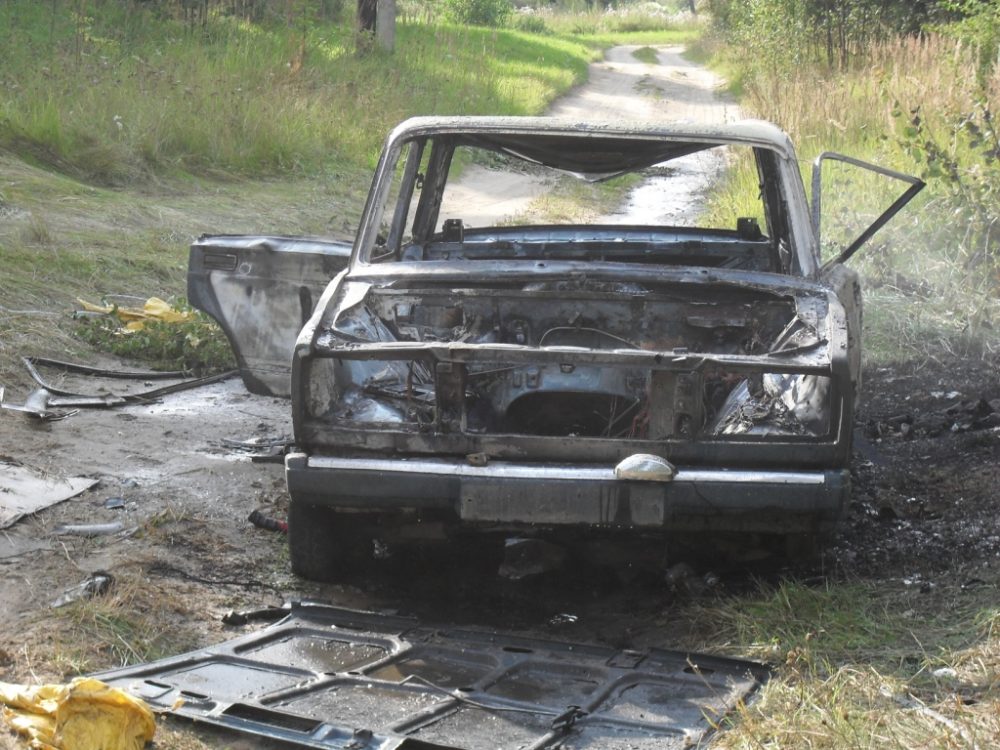 В Мирном молодой человек сжег угнанный автомобиль