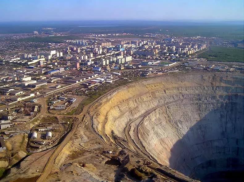 Авария на руднике «Мир»: На поверхность выведены 40 шахтеров