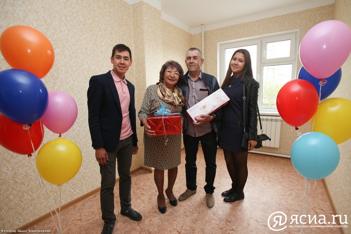 «Новое жилье — это счастье!»: В Якутске переселенцам из аварийных домов вручили ключи от квартир