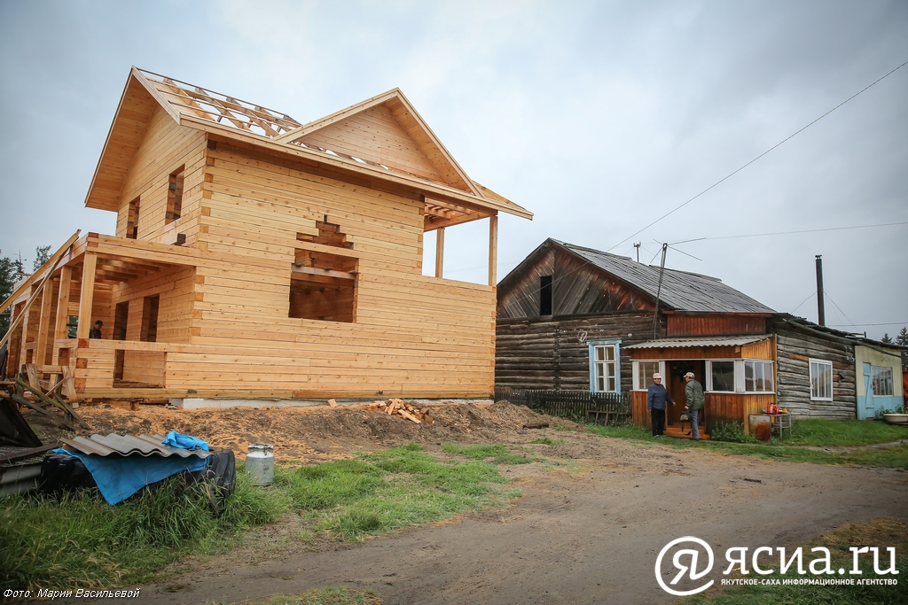 Улуус олоҕо: 92 саастаах эбээ сиэнин саҥа дьиэтигэр 100 тыһыынча солкуобайынан кыттыспыт