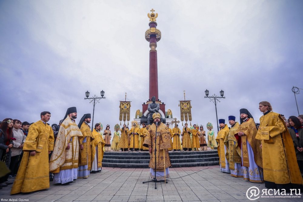 Дань памяти основателям Якутска: Горожане возложили цветы к памятнику Петру Бекетову