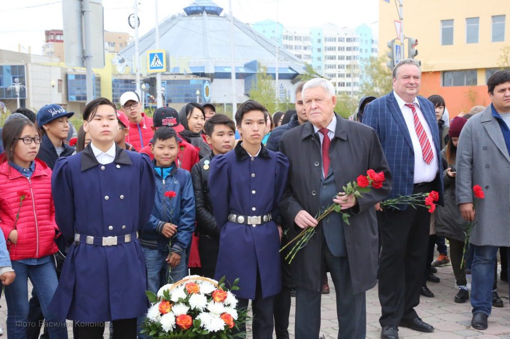 Народные депутаты в День города Якутска возложили цветы к памятникам