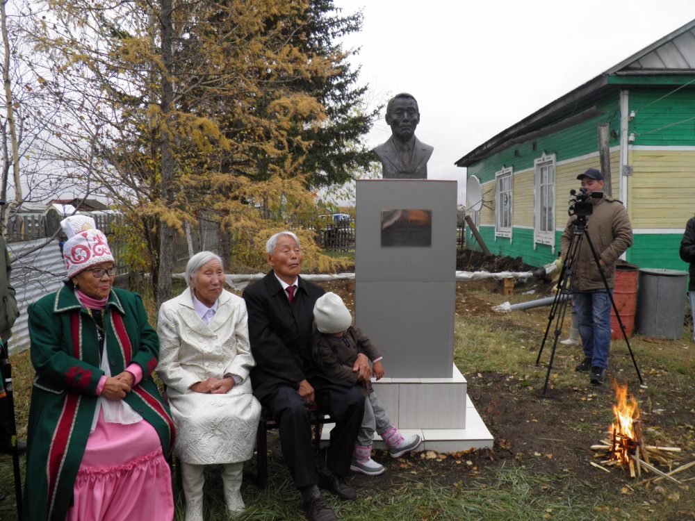 Сунтаар улууһугар Михаил Коколов үбүлүөйүн биир дойдулаахтарын кытта уратытык ылла