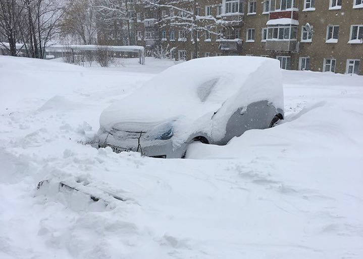 В Алдане ликвидируют последствия аномального снегопада