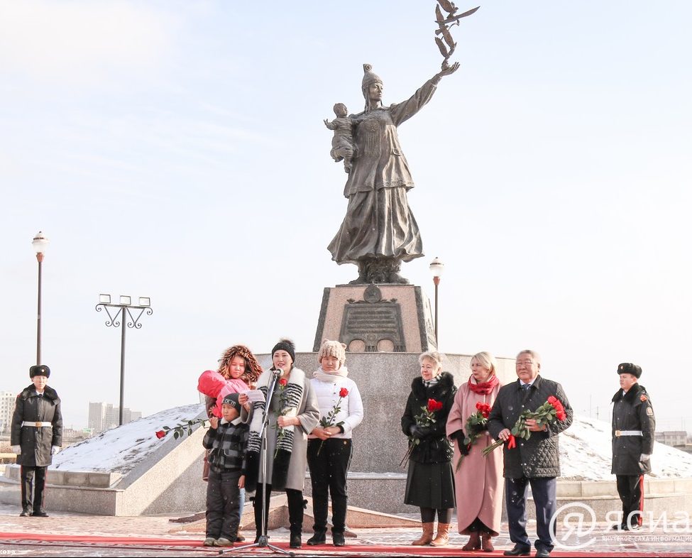 Самый главный человек в жизни каждого: В Якутске возложили цветы к памятнику Матери