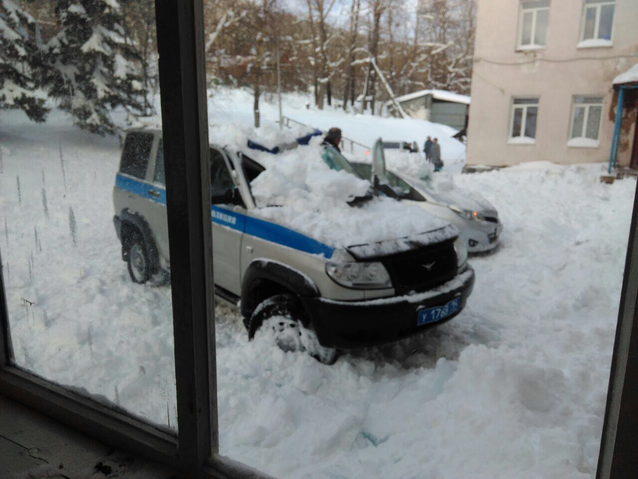 Фотофакт: В Алдане снег, сошедший с крыш, повредил автомобили