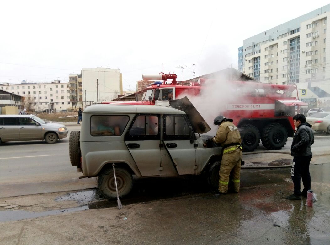 Видеофакт: В центре Якутска сгорел автомобиль УАЗ