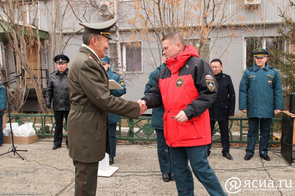 Заместитель министра ЧС России Павел Барышев поздравил якутских сотрудников гражданской обороны
