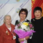 Попова Нина Николаевна в центре