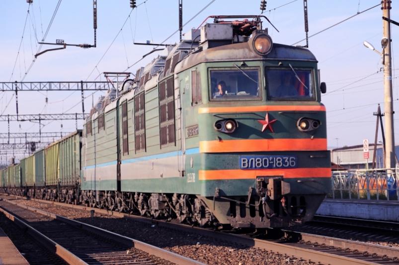 Поезд снес КамАЗ под Хабаровском