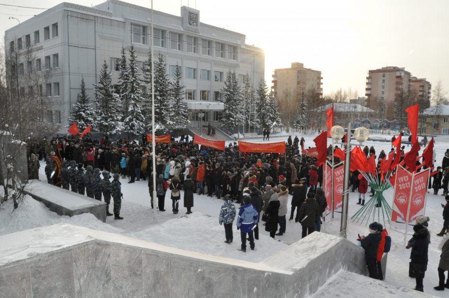 Красный флаг над городом