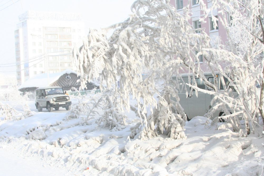 Сильные морозы в якутске. Морозы в Якутии. Якутск Мороз. Якутск холод.
