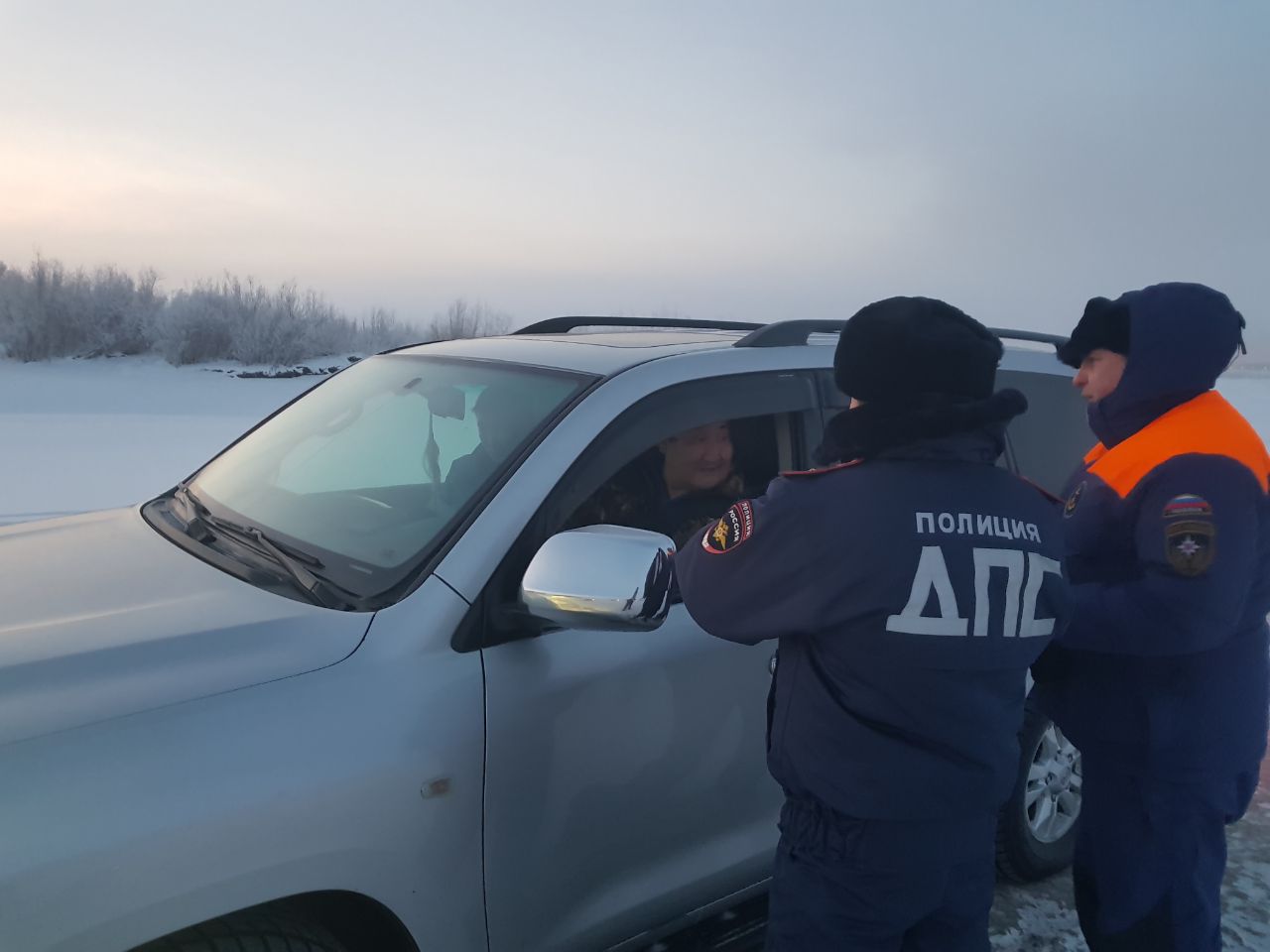На Зеленом лугу Якутска штрафуют водителей за несанкционированный выезд на лед