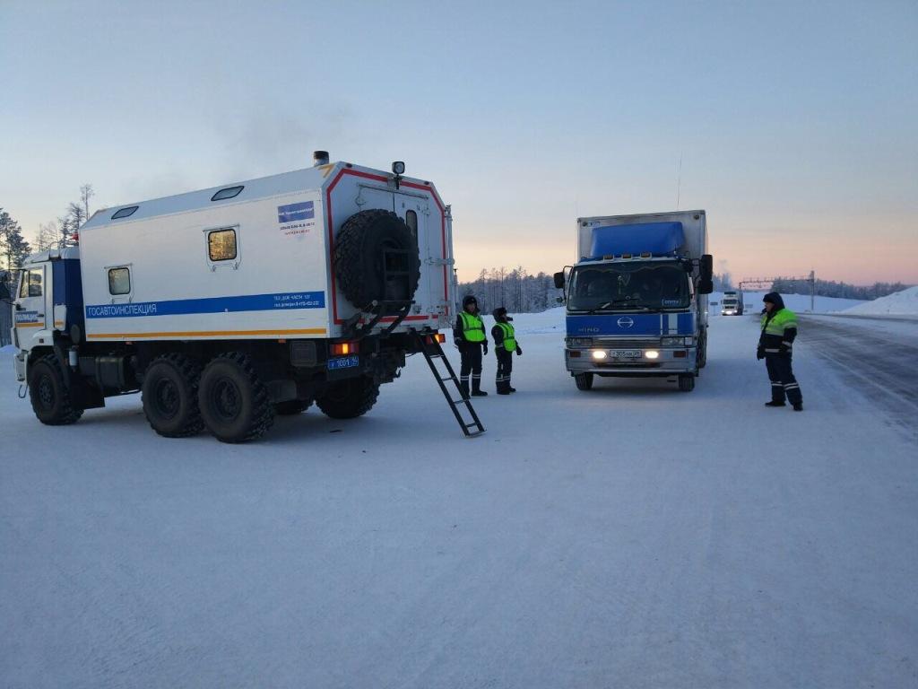 В праздничные дни на дорогах Якутии патрулируют передвижные посты ДПС