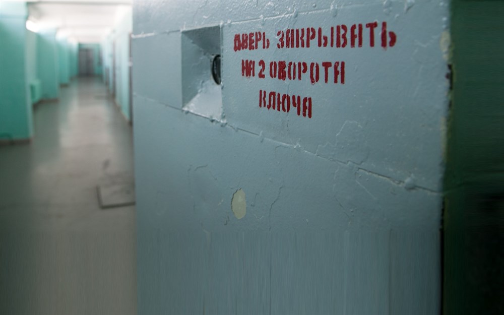 Женщина приговорена к двум годам тюрьмы за кражу и удар ножом