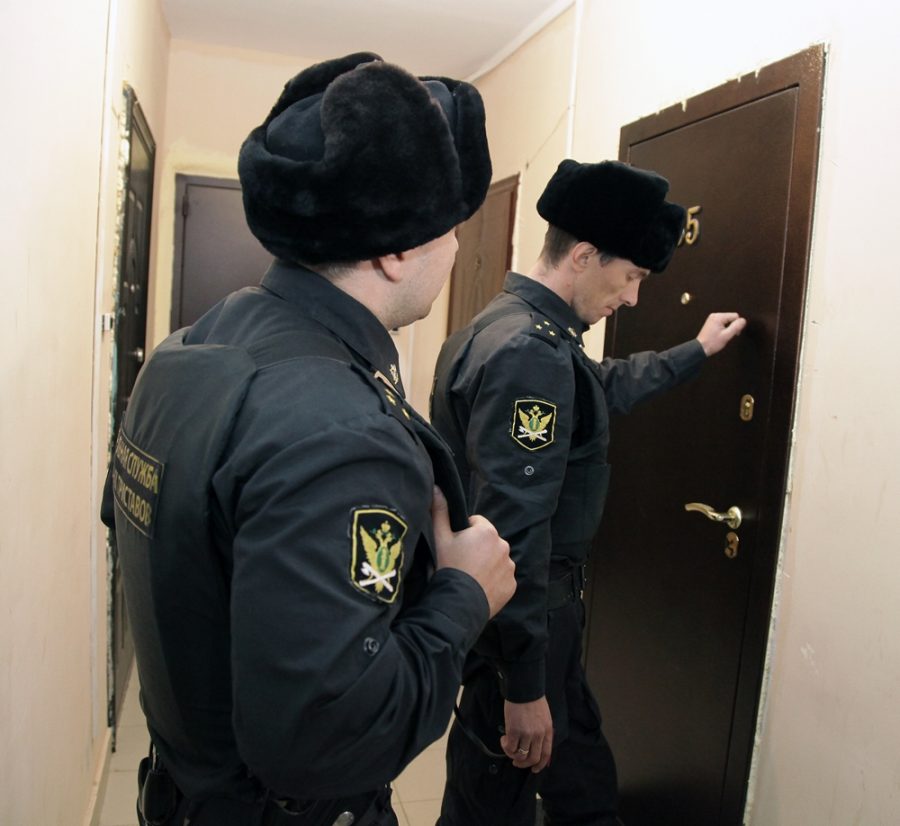 В Мирнинском районе приставы арестовали два автомобиля должников