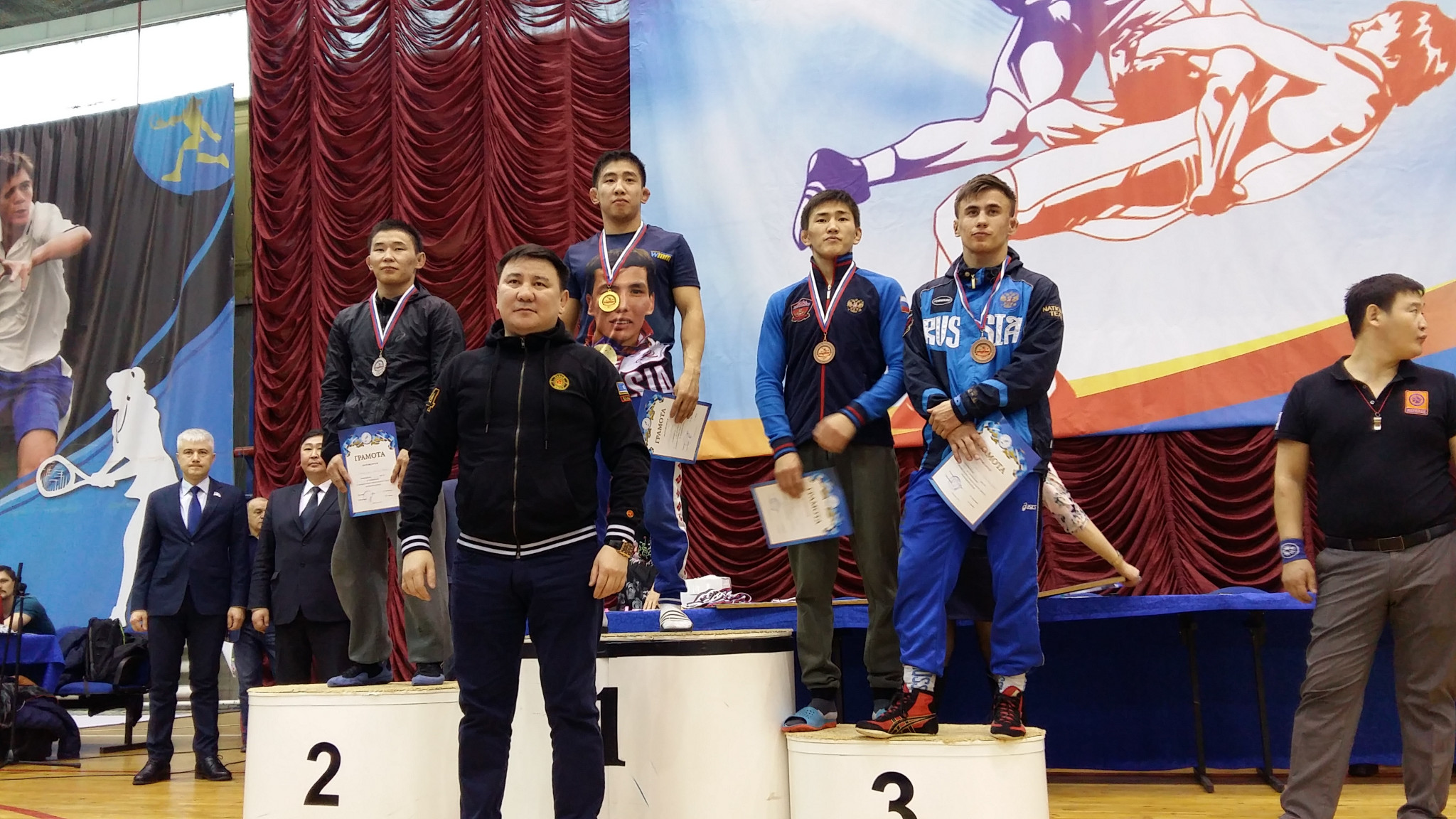 Видео: Финальные схватки чемпионата Дальнего Востока по вольной борьбе