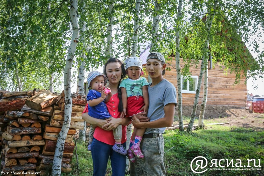 Саха семья. Дальний Восток семья. Якутские молодые семьи. Жилье Якутской семьи. Молодая семья ЯСИА.