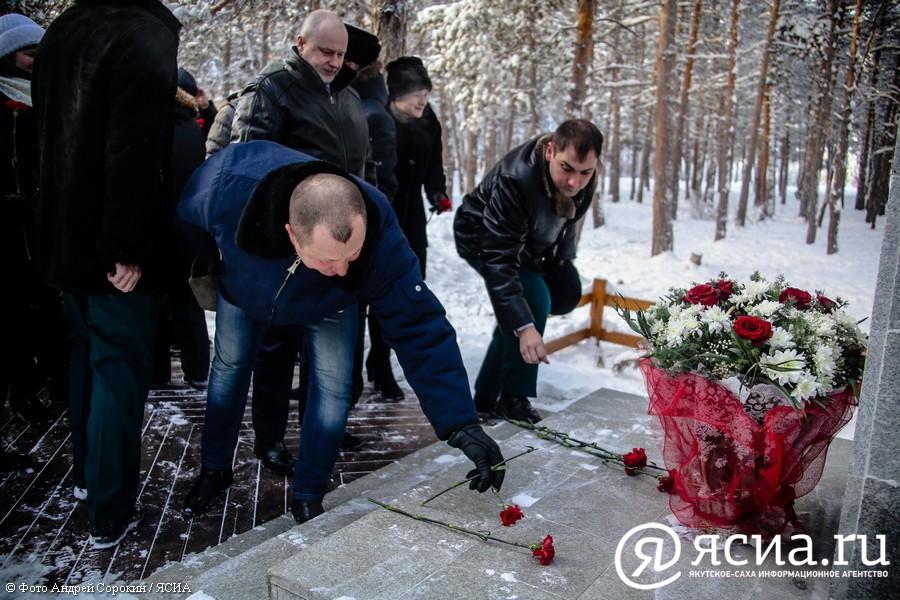 Работники лесной отрасли Дальнего Востока возложили цветы к памятнику герою Николаю Степанову