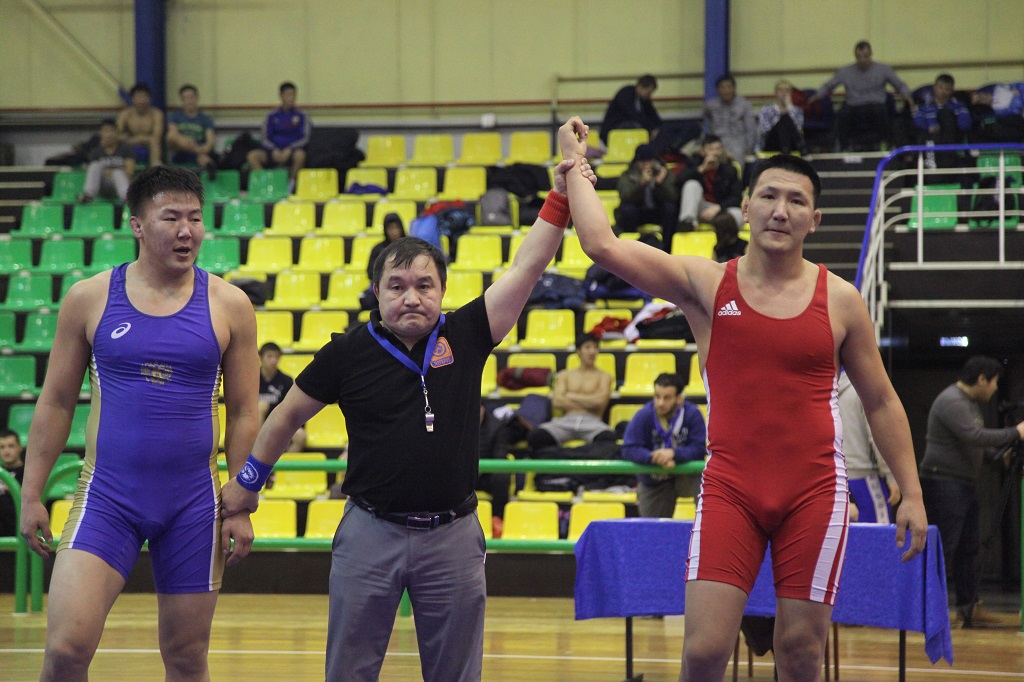 Знаменитый борец Кузьма Сивцев вновь выиграл чемпионат Дальнего Востока