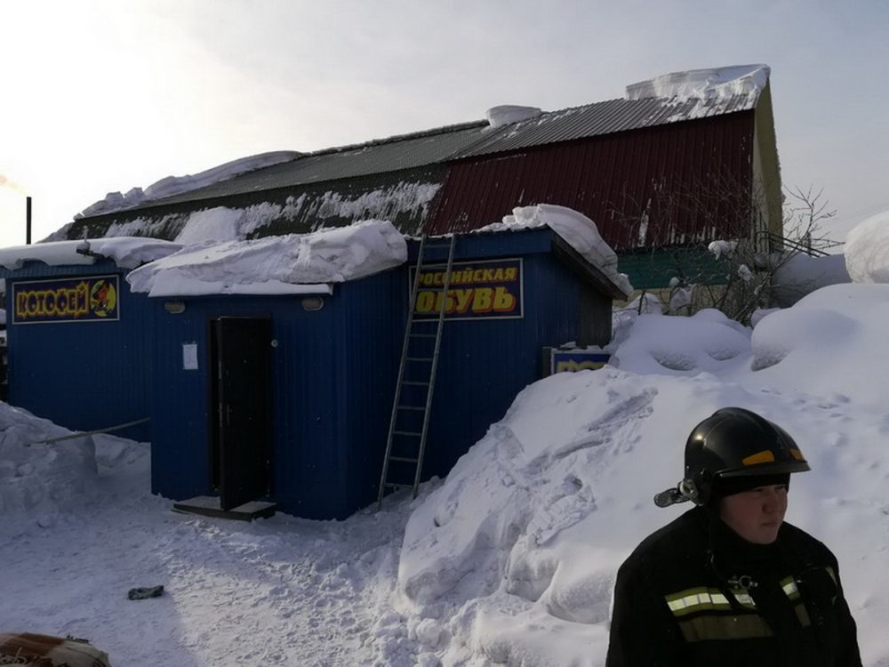 Упавший с крыши снег убил алданца