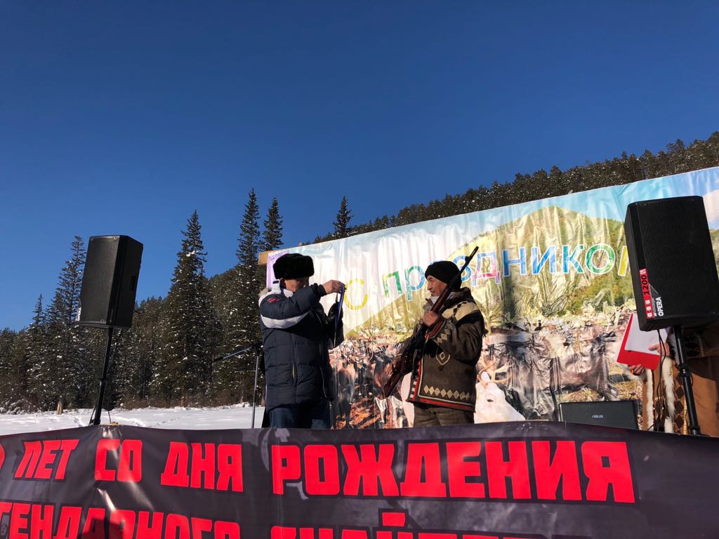 Чемпиону гонок на оленьих упряжках Михаил Гуляев вручил эксклюзивный карабин «Тигр»