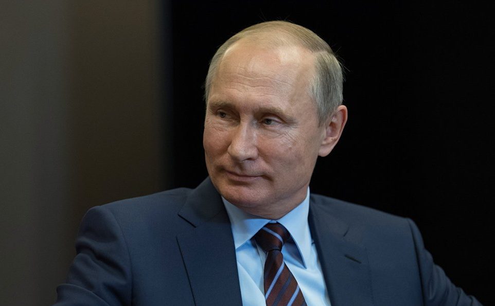 Путин прочитал в честь женщин стихотворение Андрея Дементьева