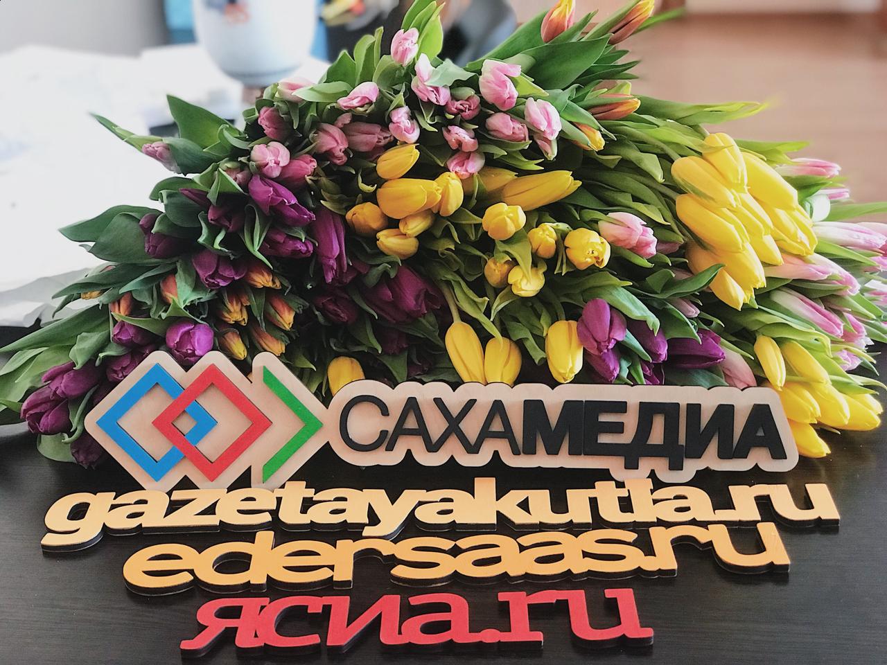 Дарим весну: Журналисты «Сахамедиа» вручили цветы прекрасным незнакомкам