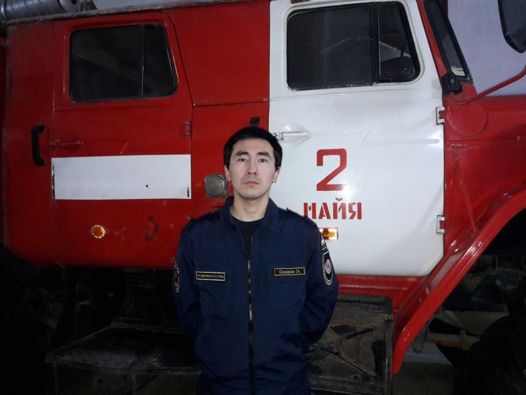 В Майе боец пожарной части вынес из огня ребенка