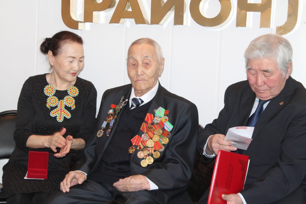 Человек-история из Усть-Майского района: Почетный знак «Уйэ саас» вручен Гаврилу Исакову