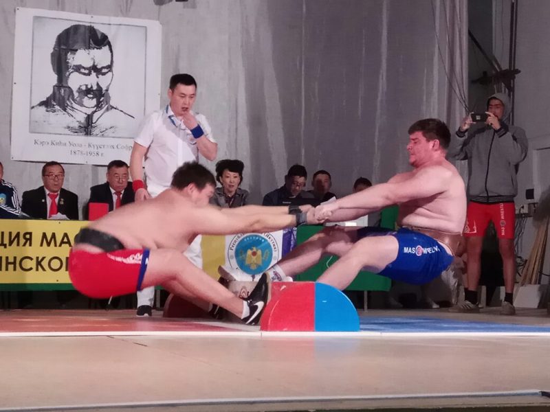 Күүстээх Соппуруон кэриэһигэр ыытыллыбыт мас тардыһыытыгар Фролкин күннээтэ
