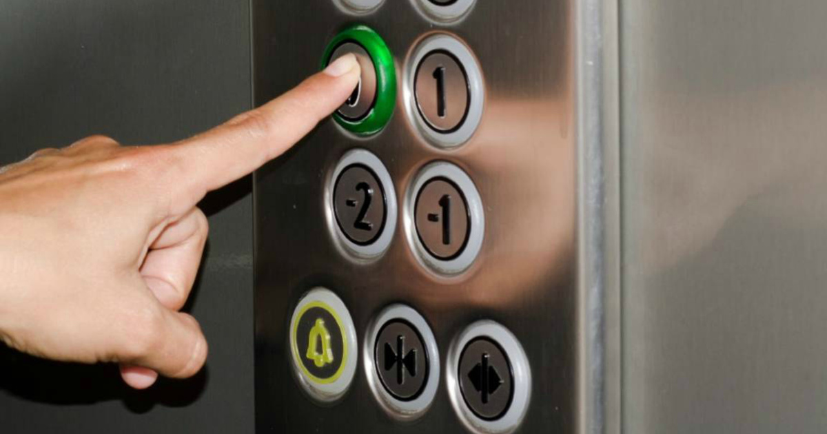 Жителям дома, который так и не введен в эксплуатацию, поступают угрозы об отключении лифта