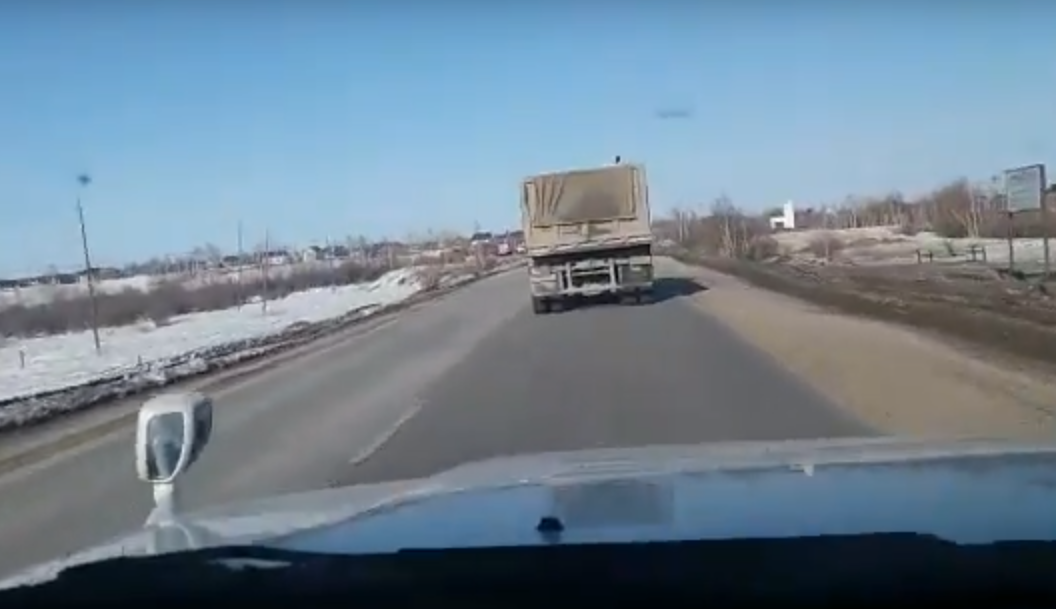 ГИБДД Якутска проверит, было ли ДТП на Покровском тракте с участием большегруза и мокика