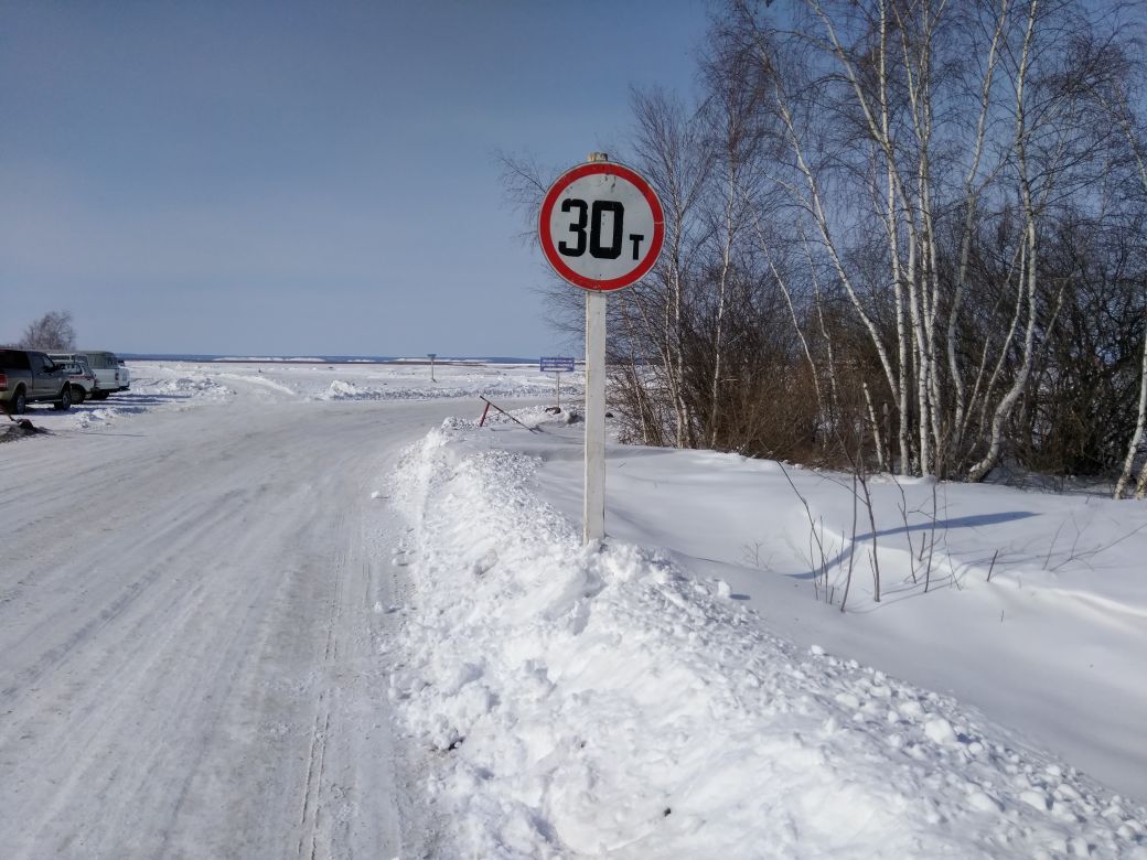 На ледовых переправах возле Якутска снижают грузоподъемность